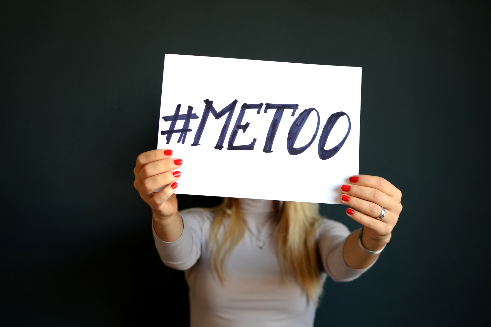 Australisk musikfotograf erkänner sexuella trakasserier efter anklagelser från 100+ kvinnor