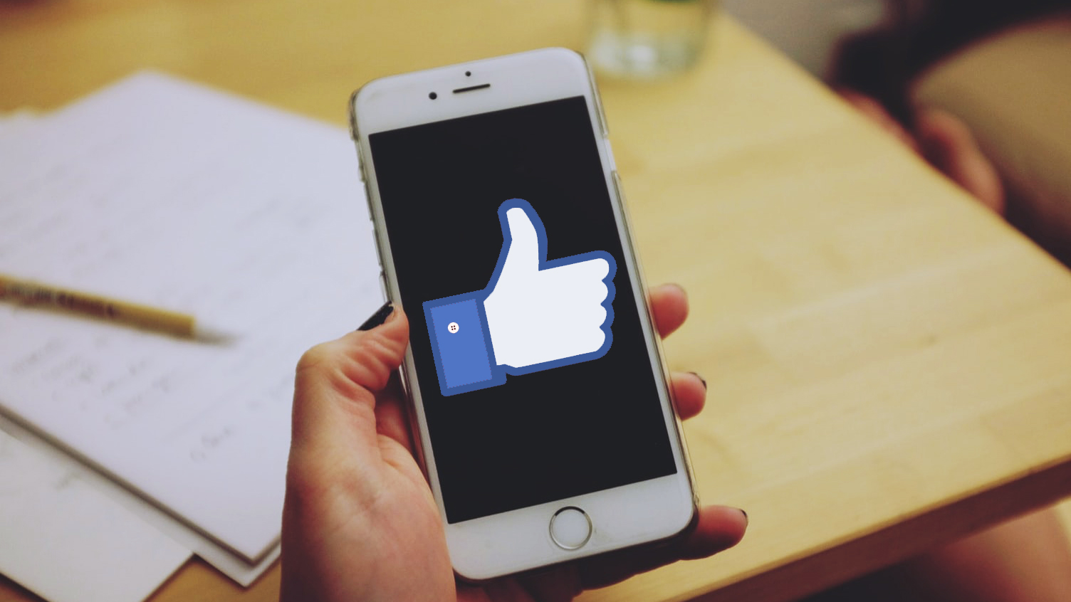 Facebook fixar bugg på iOS-appen som öppnade din iPhones kamera i bakgrunden
