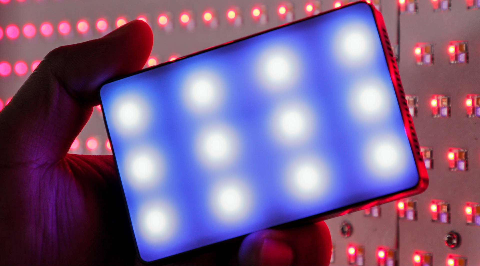 Aputure lanserar den nya Aputure MC RGBWW mini LED-lampan