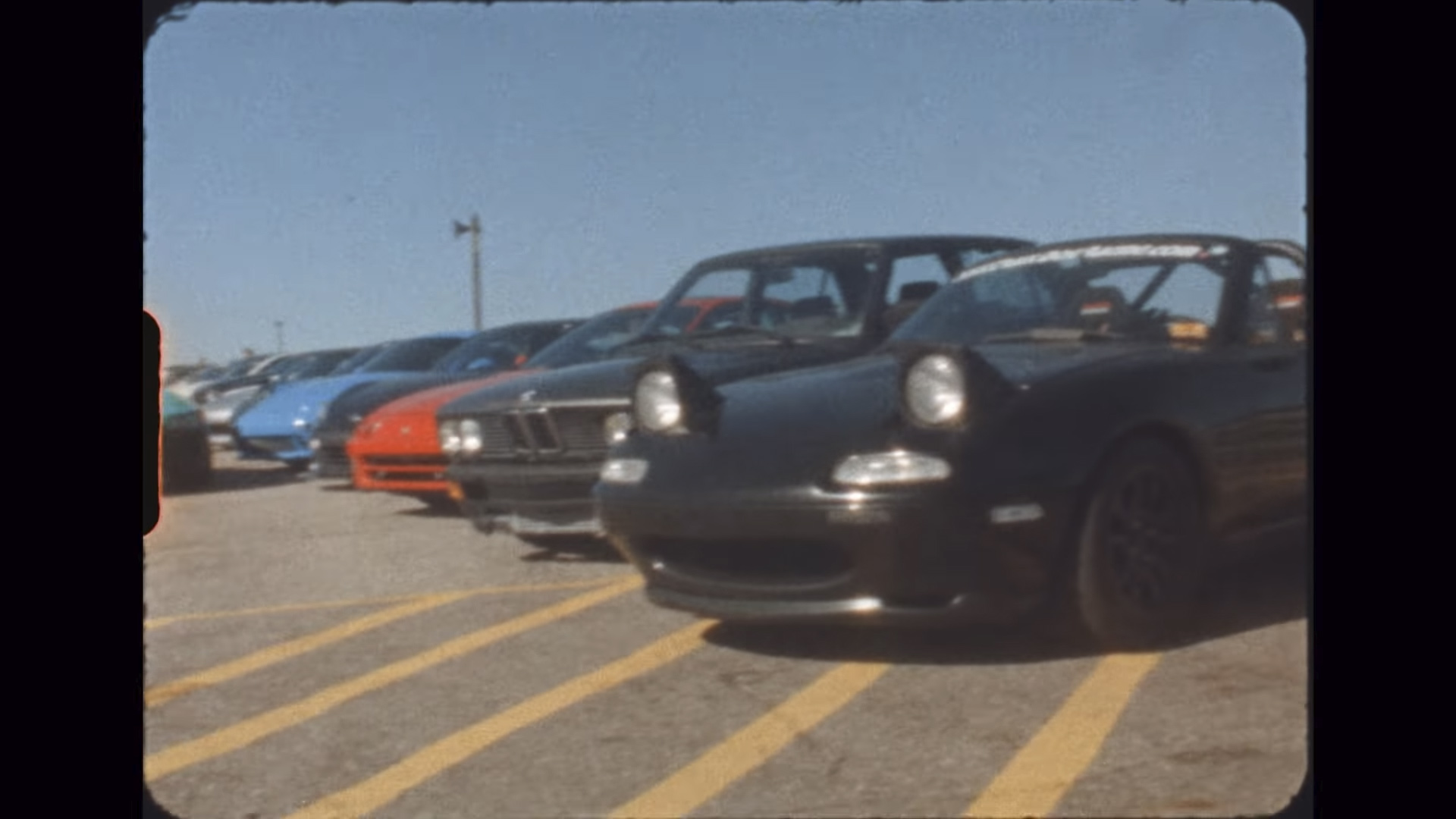 Den här killen sköt en modern biltävling med en Super 8-kamera från 1968 och det ser fantastiskt ut
