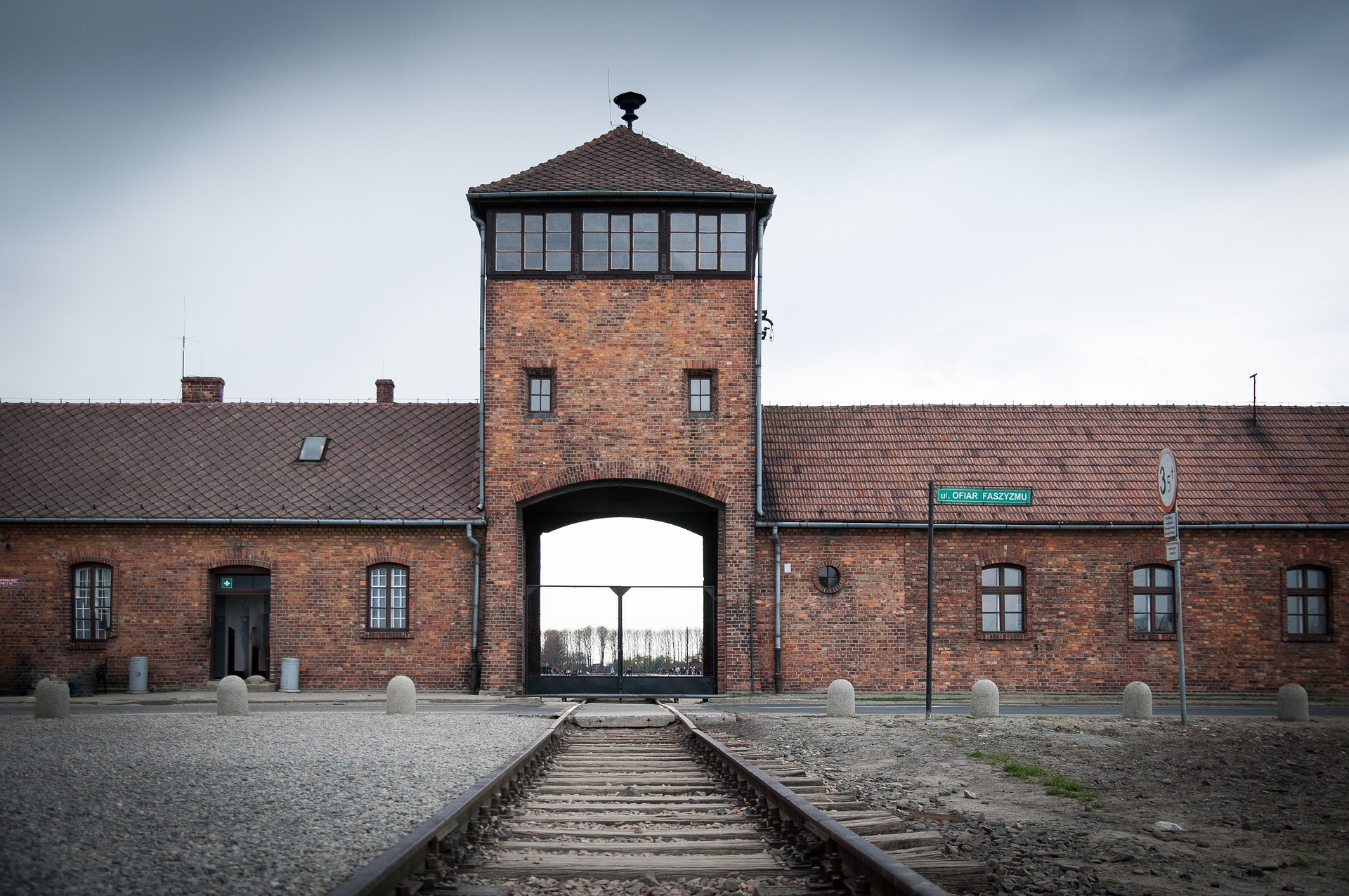 Auschwitz varnar folk att sluta posera för foton på koncentrationslägrets järnvägsspår