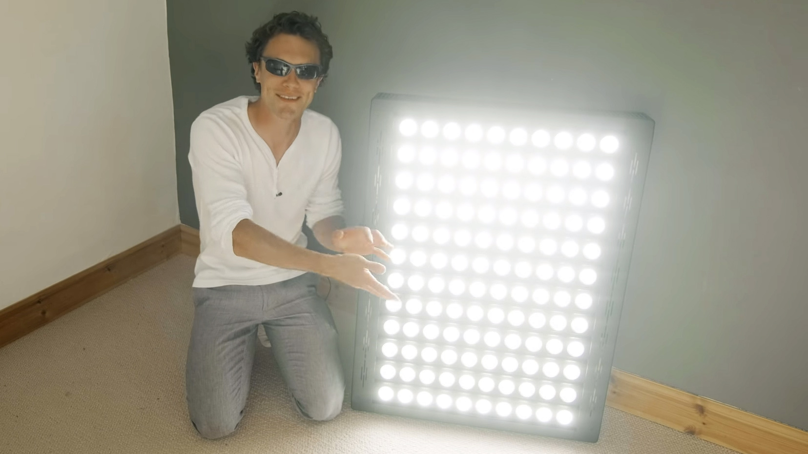Denna LED-lampa på 1 000 watt är så stark att den kan förvandla natt till dag