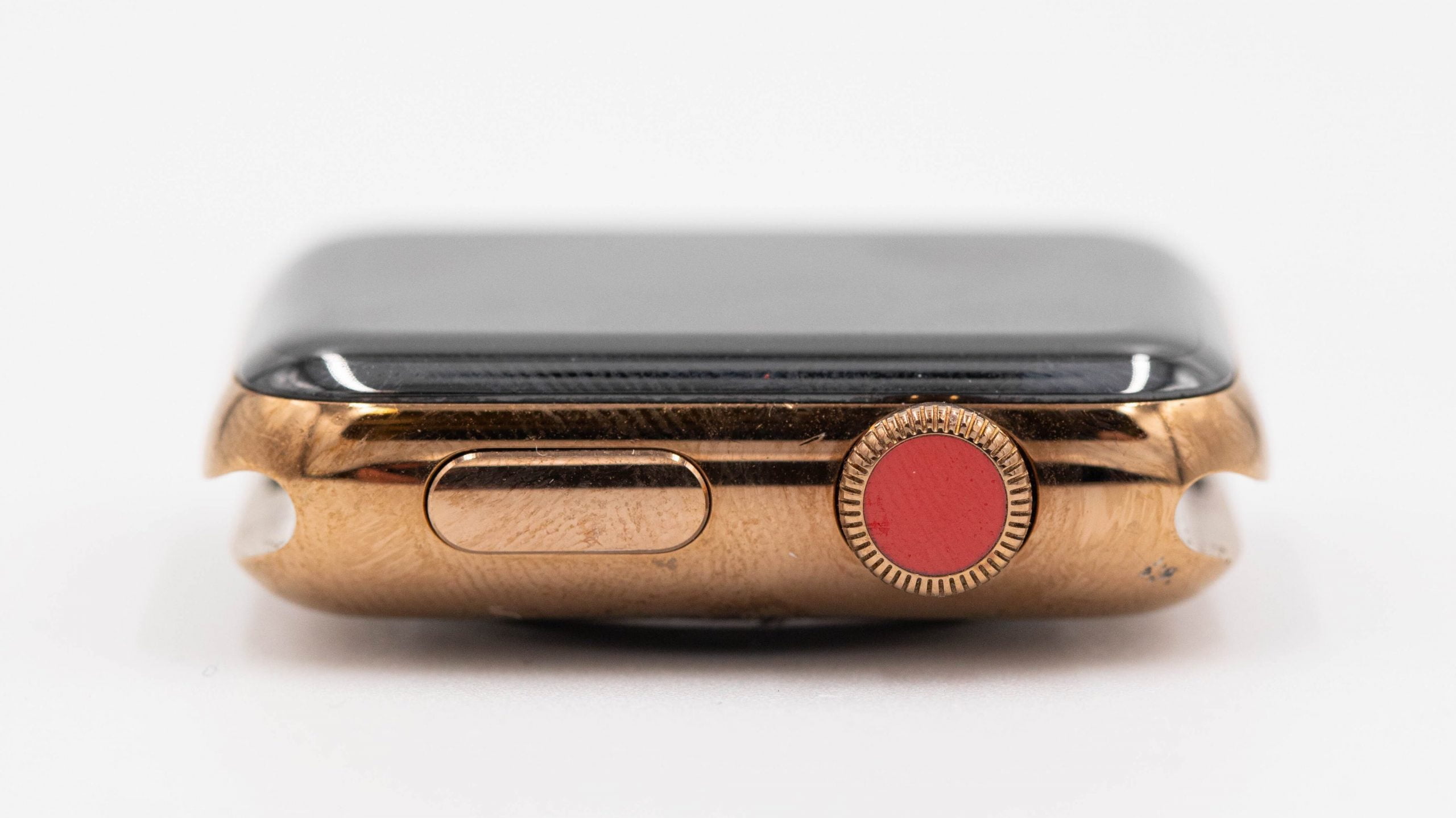 Sällsynt prototyp av Apple Watch Series 2 med mobilstöd och guldfodral i stål som lyser upp på webben