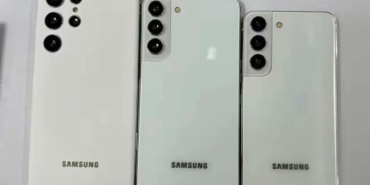 Alla smartphones i Samsung Galaxy S22-serien lyser upp i bilder