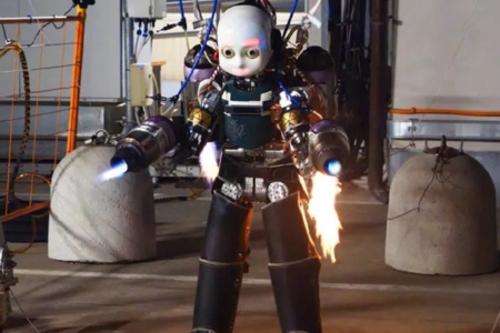 Chuckys docka i maximal hastighet: en humanoid robot iRonCub med fyra jetmotorer skapades i Italien