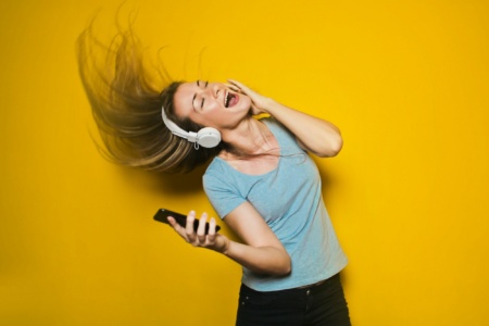 DIMA har publicerat betyg av årets mest populära låtar på olika streamingplattformar – Olivia Rodrigo, BTS, Bad Bunny, Doja Cat, etc. – Aroged