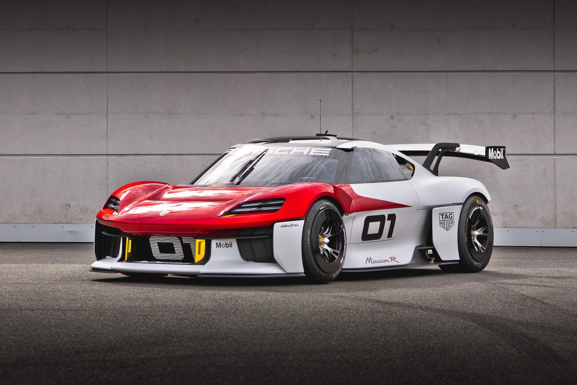 Det mystiska elkonceptet från Porsche visade sig vara Mission R cup-sportbilen med två 1100 hk motorer, acceleration till 100 på 2,5 sekunder och ett 80 kWh batteri.