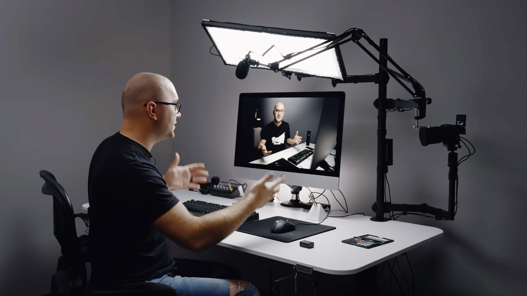 Hur man ställer in en komplett YouTube-studio på ett enda skrivbord