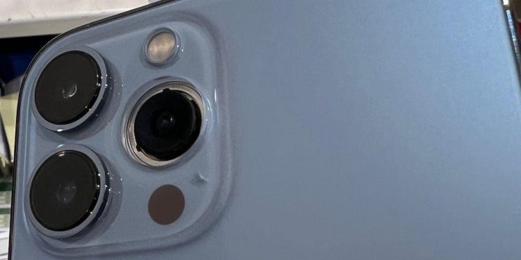 Inte ett äktenskap, utan en funktion: vietnameserna köpte en iPhone 13 Pro Max utan vidvinkelkameralins