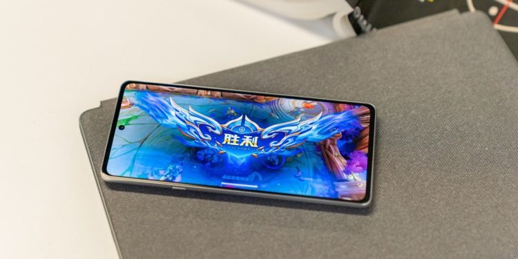 Motorola Edge X30 lyser upp i livebilder
