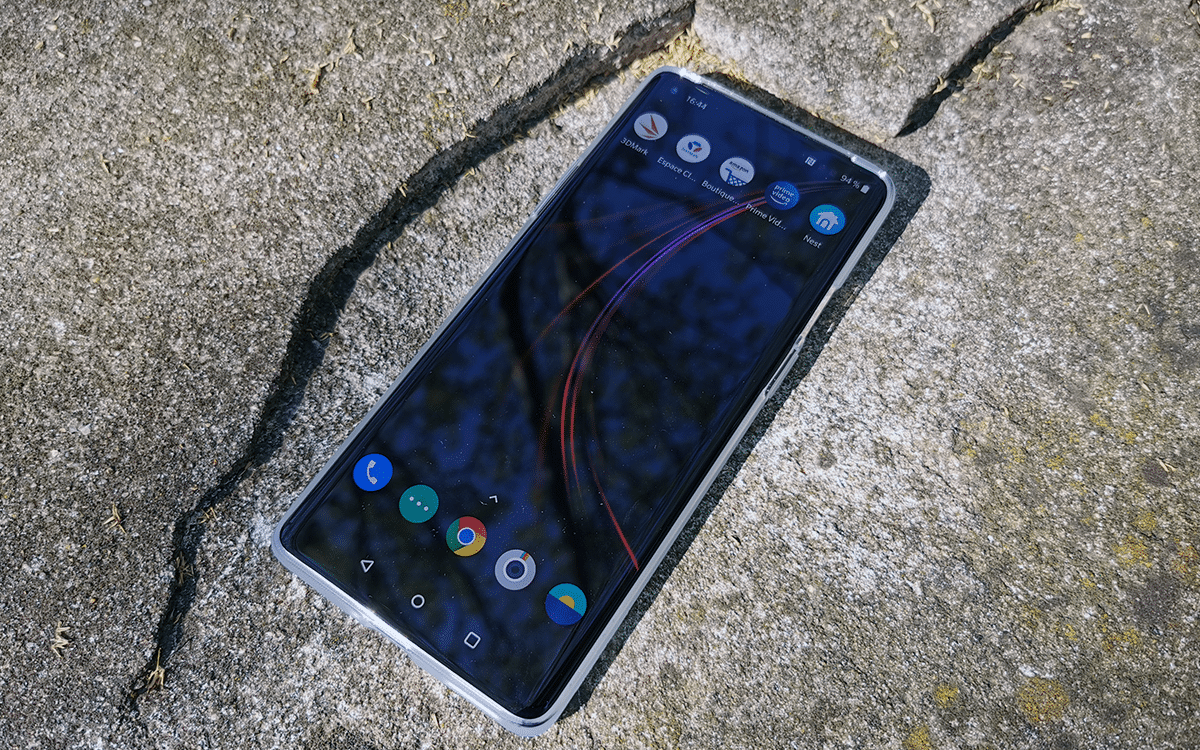 OnePlus 8 Pro lider fortfarande av ett skärmproblem, en utbyte är nödvändig