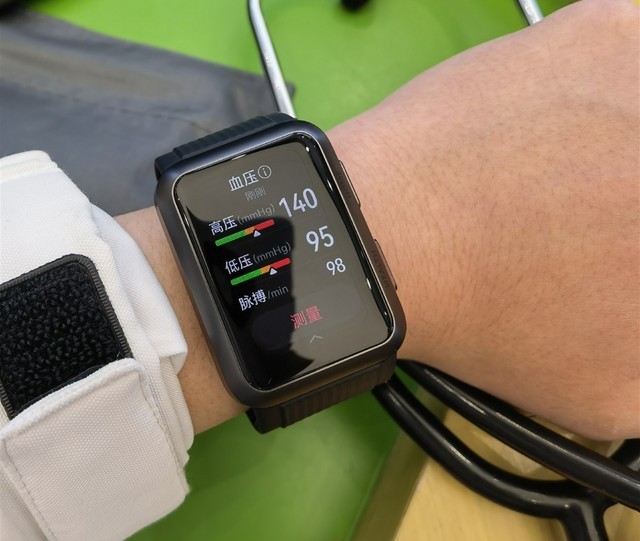 Presenterad premium smartklocka Huawei Watch D med tonometer - foto 2
