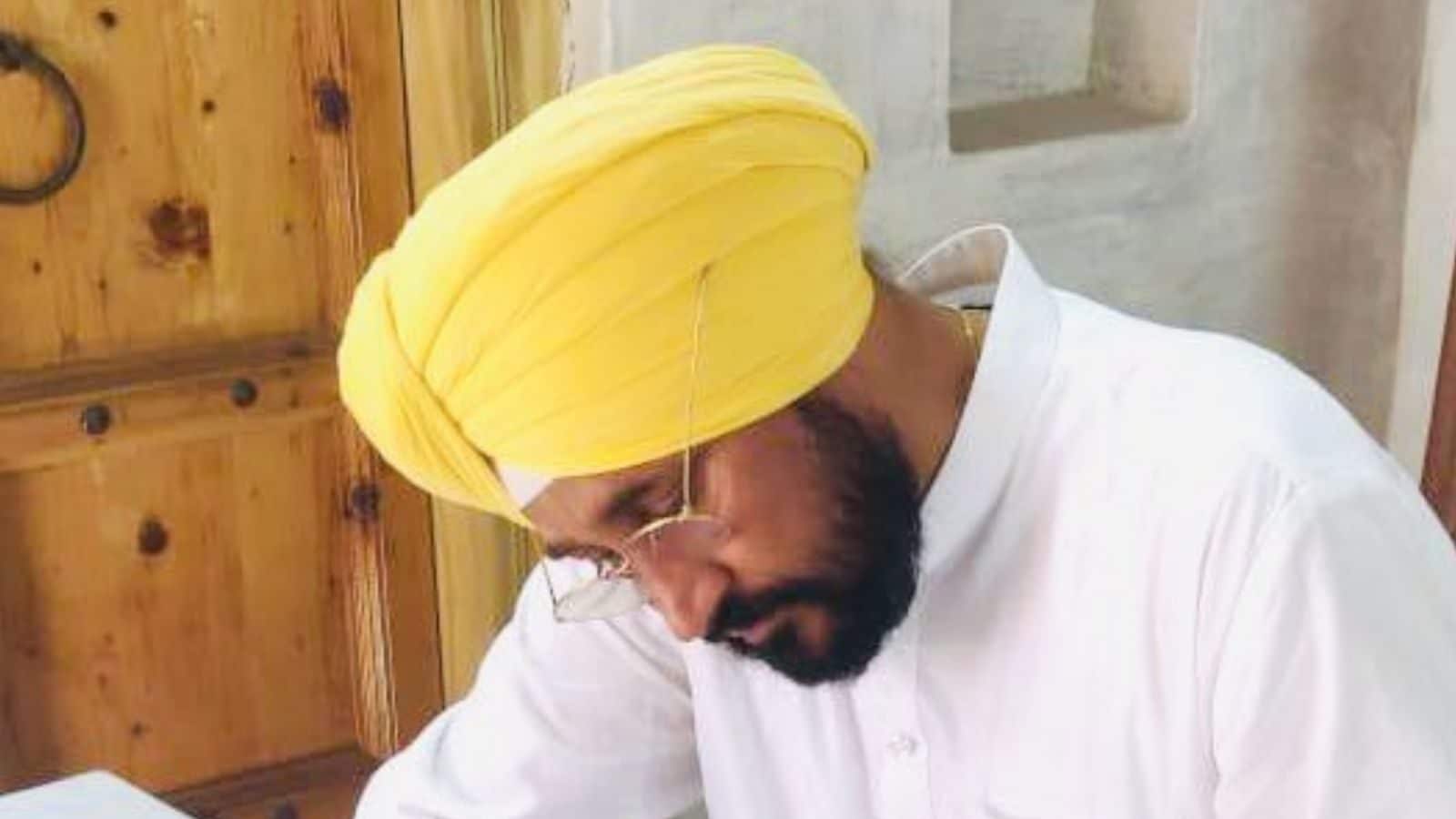 Punjab CM hotar sittande mot guvernör för att ha undanhållit nick till lagförslag för att reglera anställda