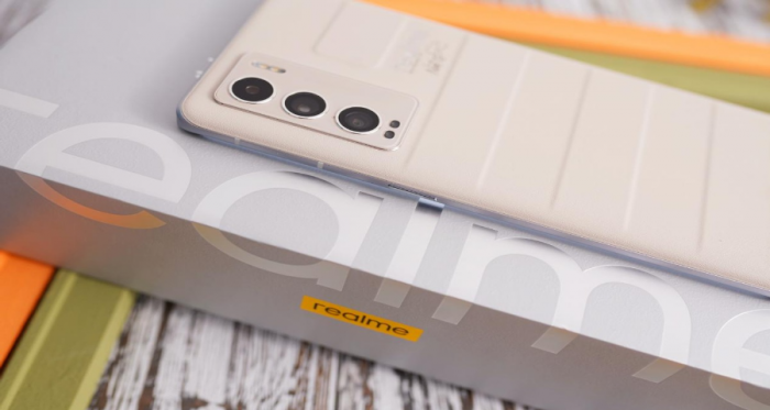 Realme bryter in i premium