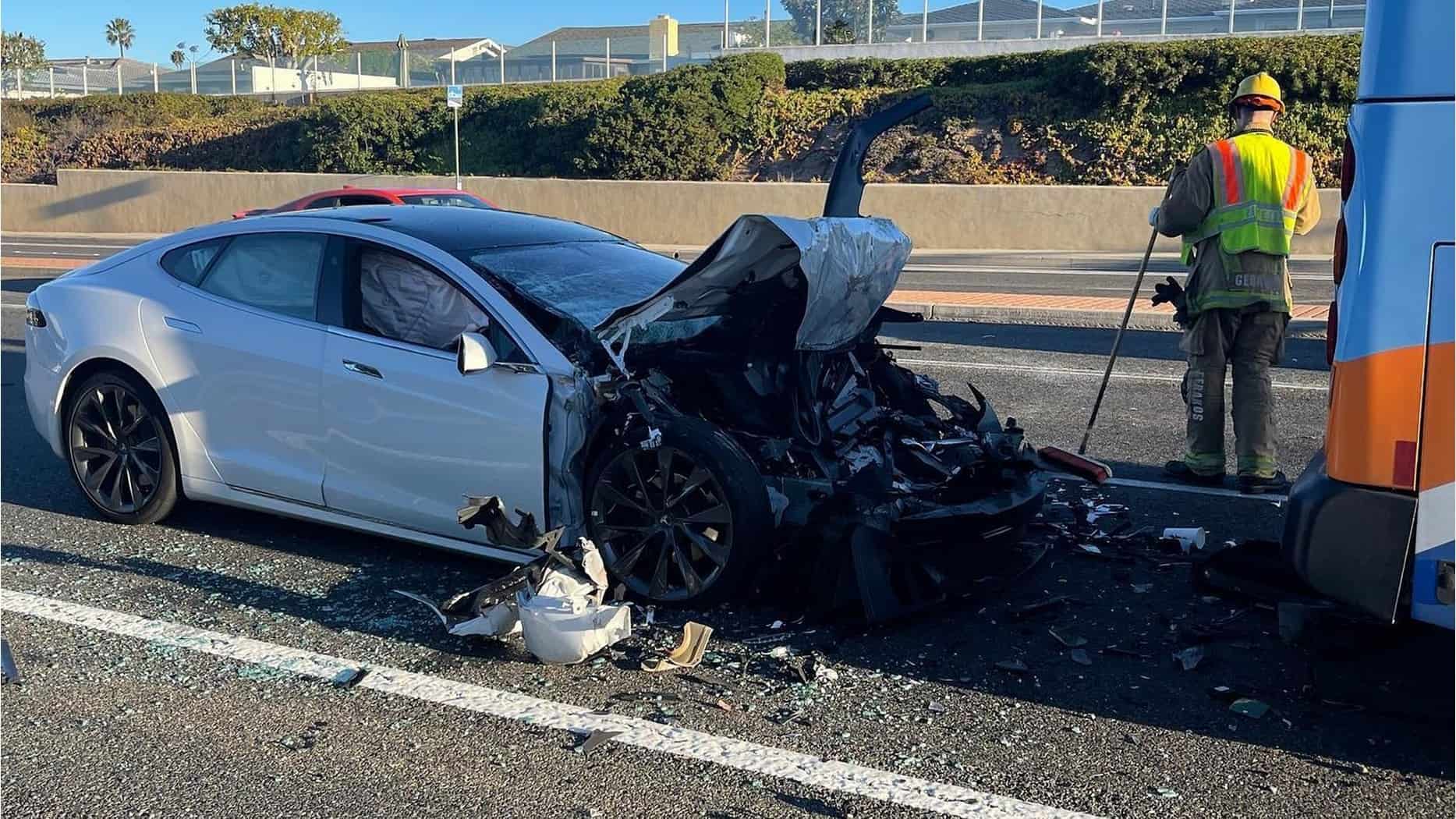 Tesla Model S: Brutal busskrasch.  Vem ska man skylla på?