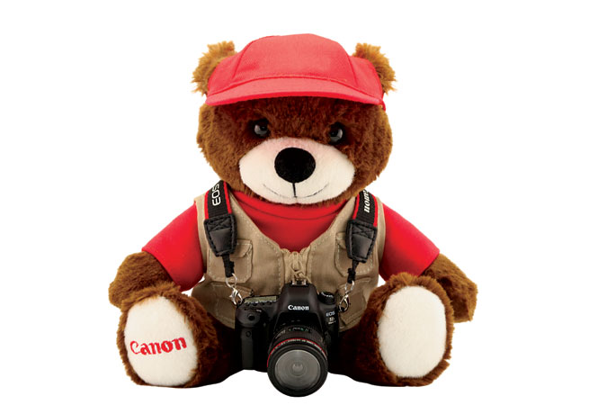 Denna Canon-nalle kommer komplett med en miniatyr 5D Mark IV