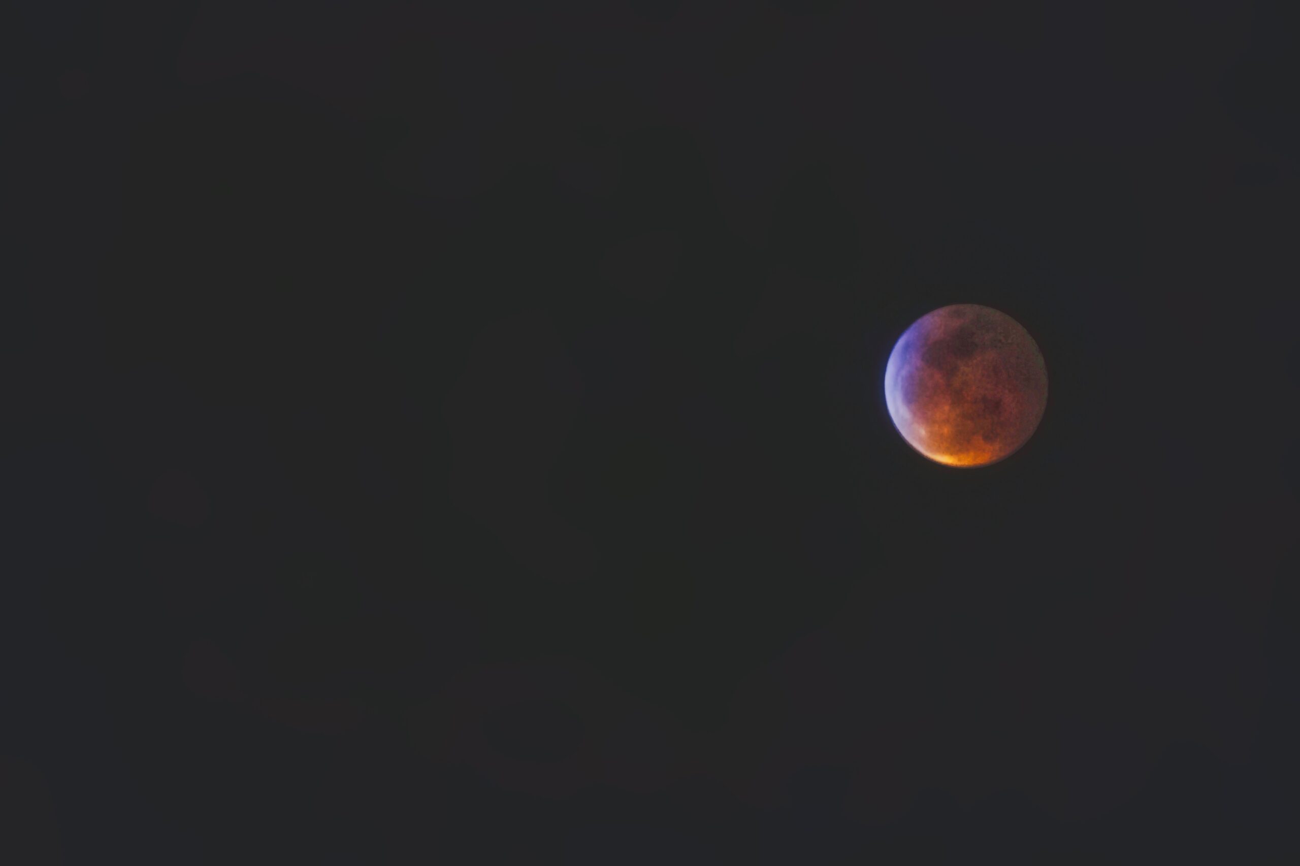 Astro Photographer tar en fantastisk sammansatt bild av den längsta partiella månförmörkelsen på 500 år