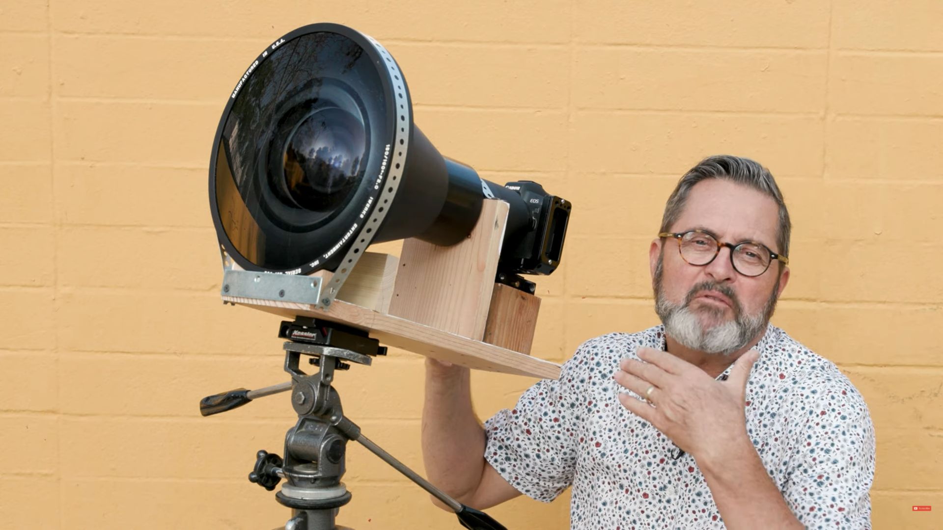 Fotografen riggar en IMAX-projektorlins till en Canon EOS R