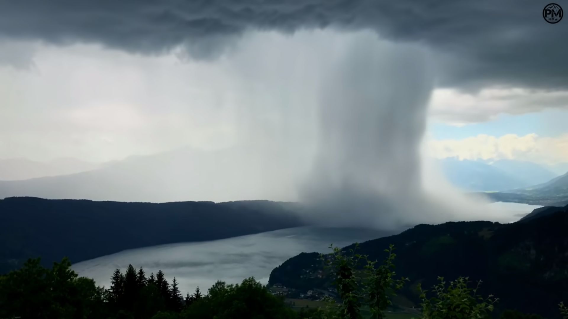 Denna episka timelapse visar en “tsunami från himlen” som rör sig över en sjö