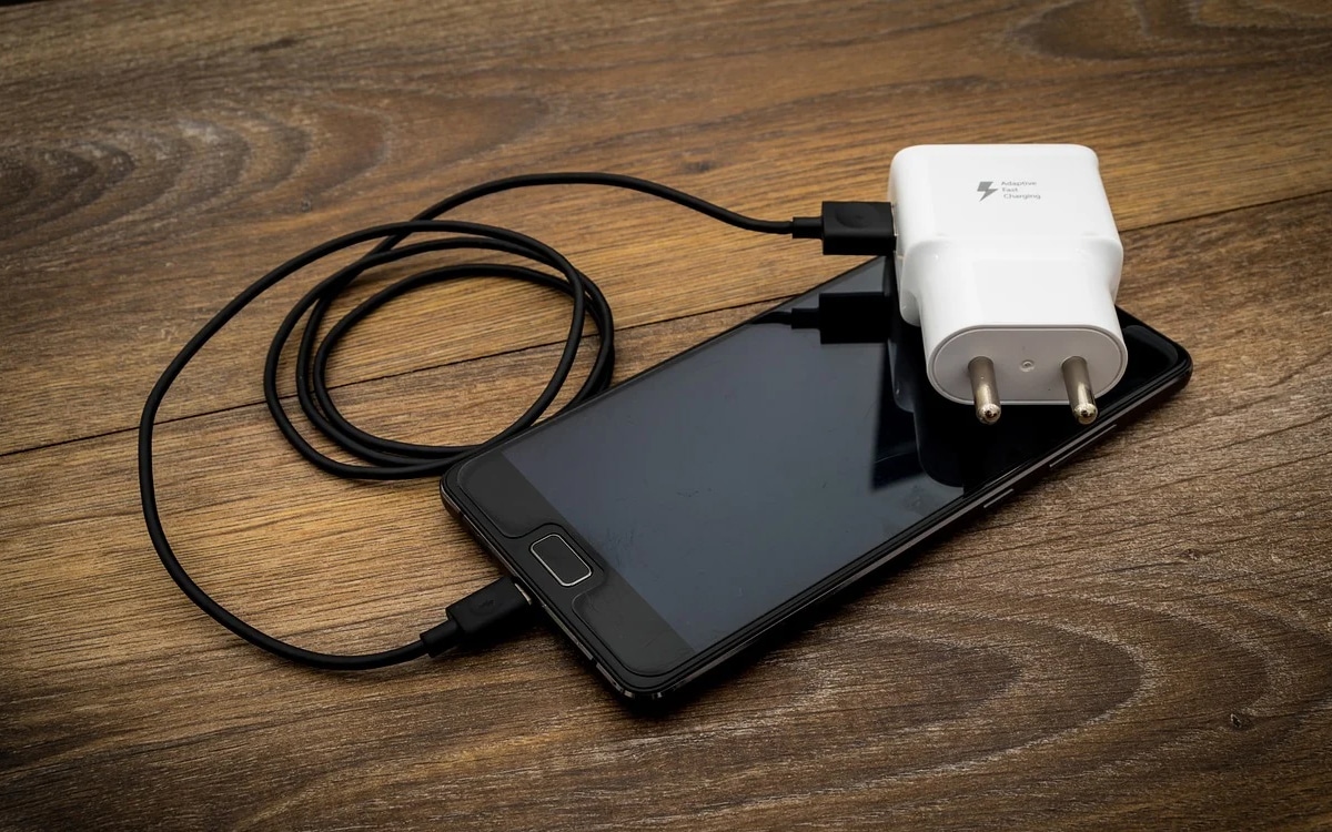 Franska forskare gör smartphone-laddare 24 gånger mindre