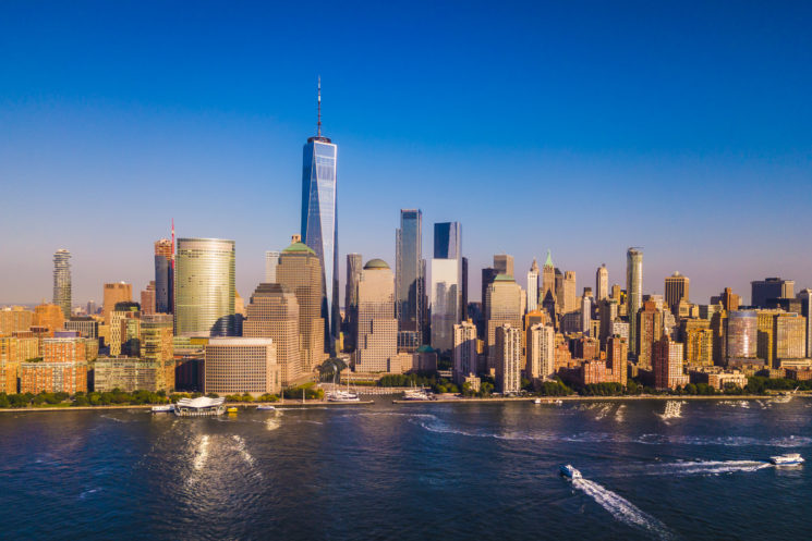 Pilot greps efter att ha kraschat in sin drönare i en skyskrapa av World Trade Center-komplex