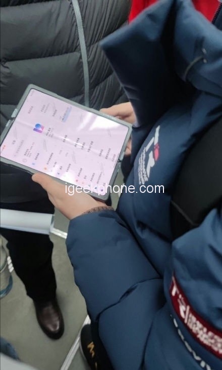 Xiaomi Folding Screen Phone presenteras på Subway