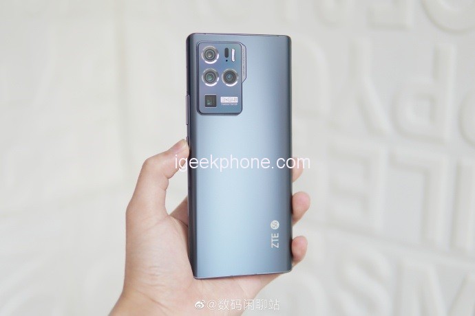ZTE Axon 30 Ultra Hands-on: Böjt glas bak, tre huvudkameror bak