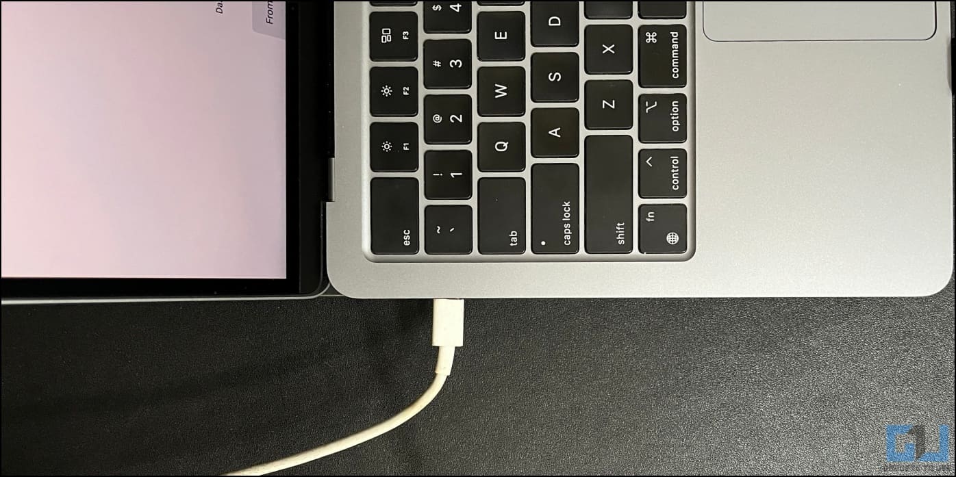 Conecte el cargador de su MacBook